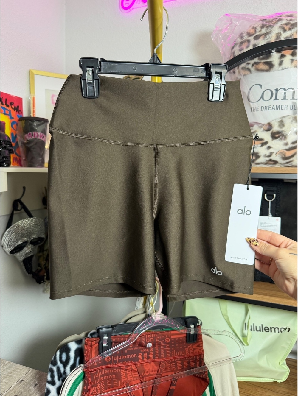 Alo Yoga Airlift Energy Shorts, Espresso, Size Medium NWT